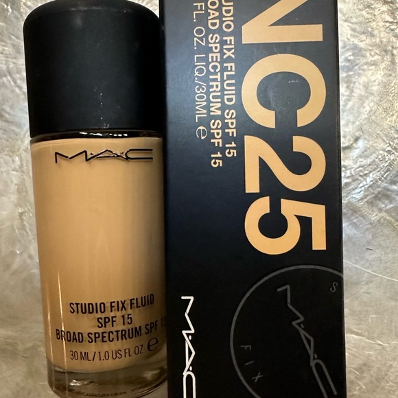 MAC Cosmetics Studio Fix Fluid SPF 15 Foundation NC25 - Picture 10 of 14